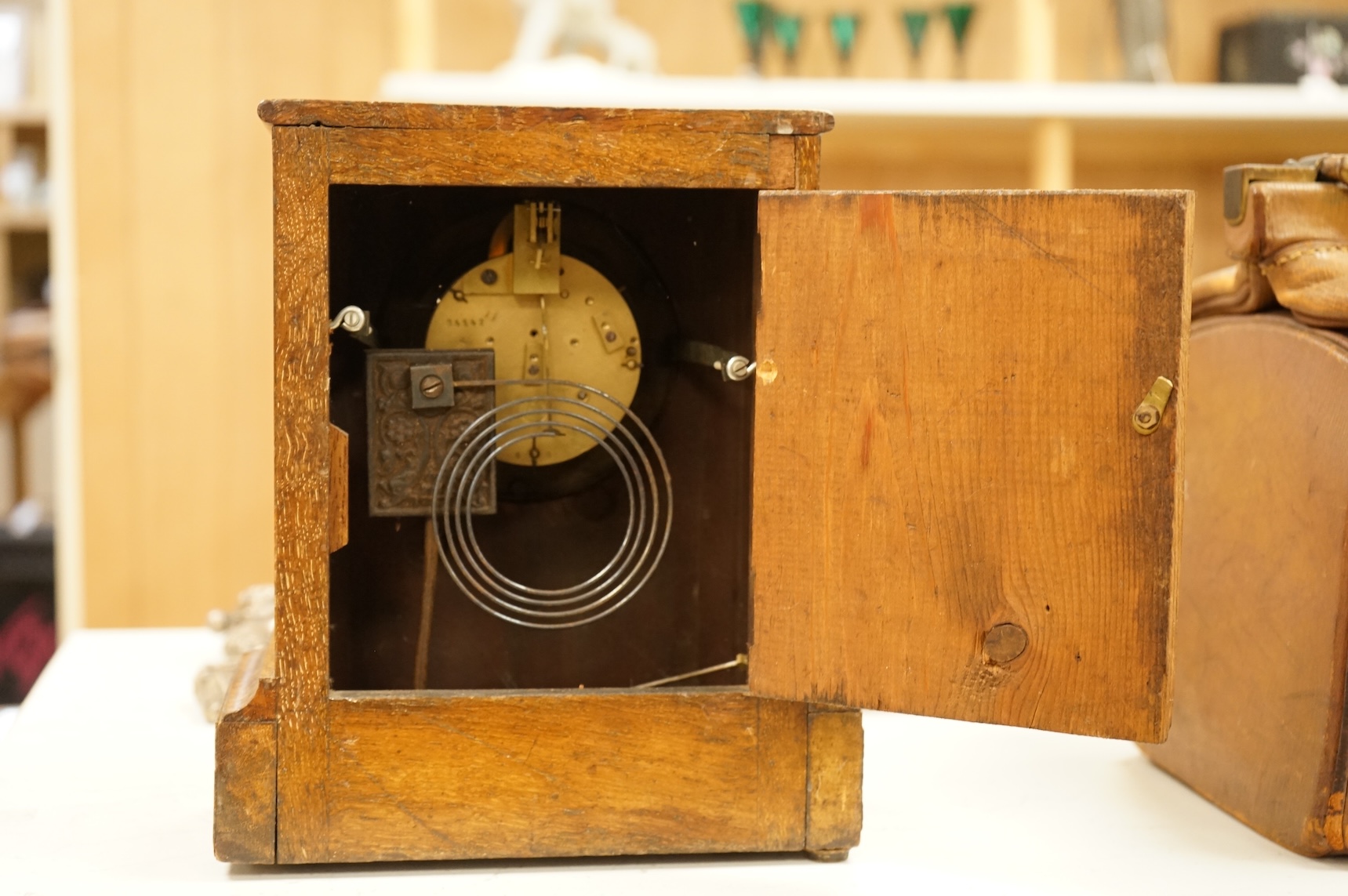 A Victorian oak mantel clock 27.5cm high